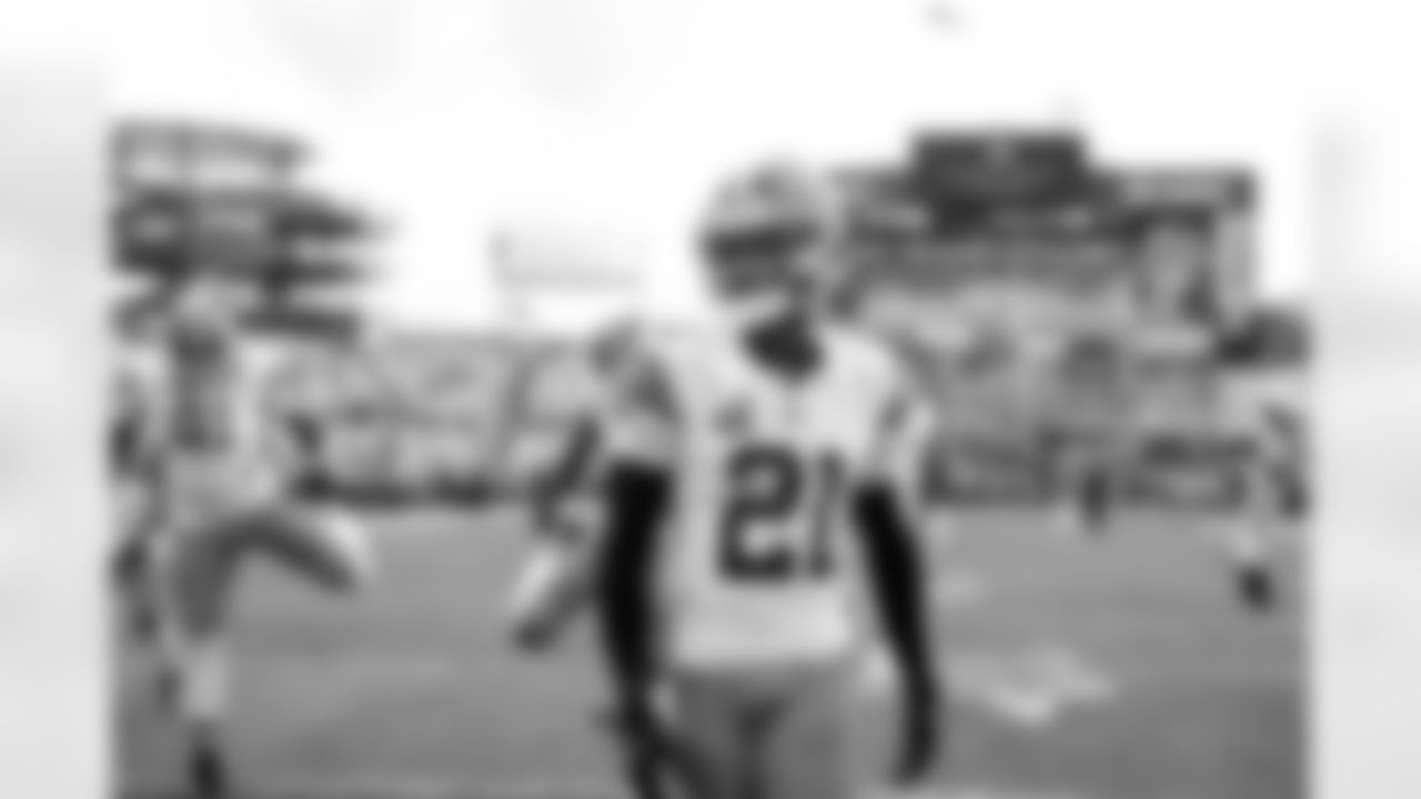 Cornerback Denzel Ward (21) before a NFL football game between the Cleveland Browns and Pittsburgh Steelers on October 12, 2025 at Acrisure Stadium.