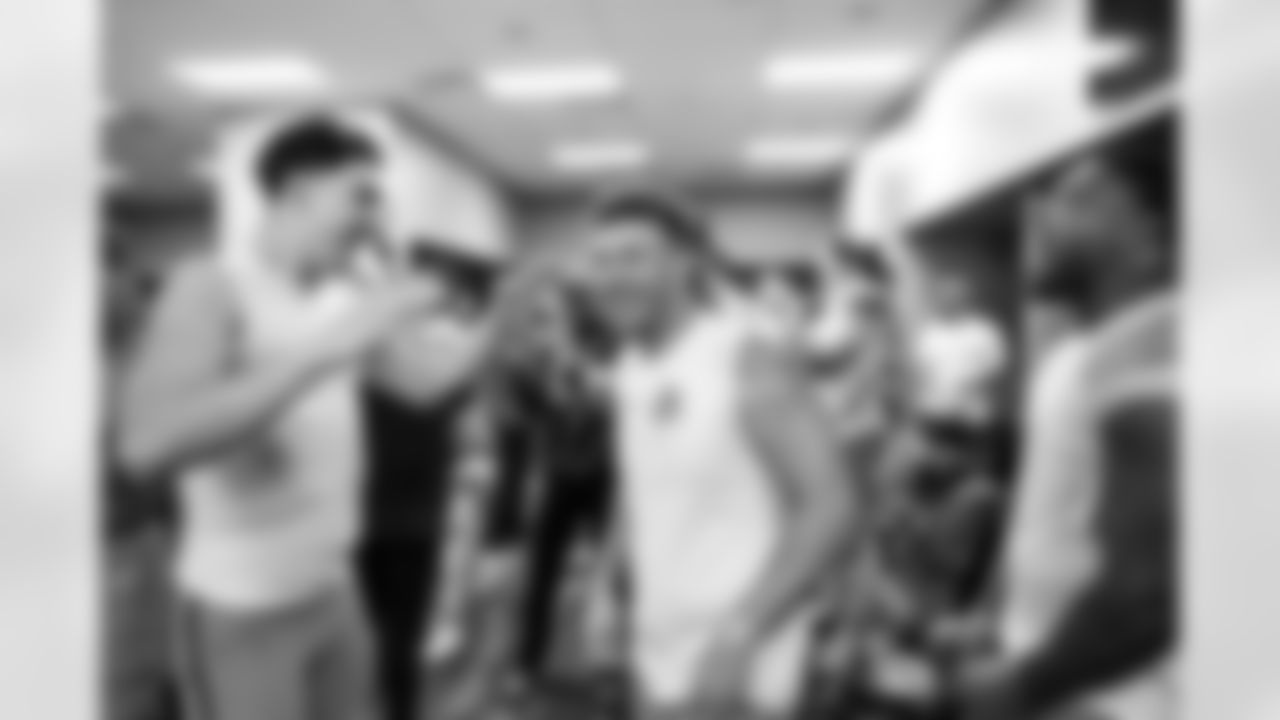 The Browns celebrate after a NFL football game between the Cleveland Browns and Las Vegas Raiders on November 23, 2025 at Allegiant Stadium.