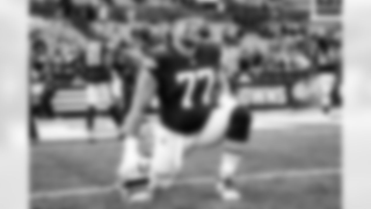 Offensive guard Wyatt Teller (77)