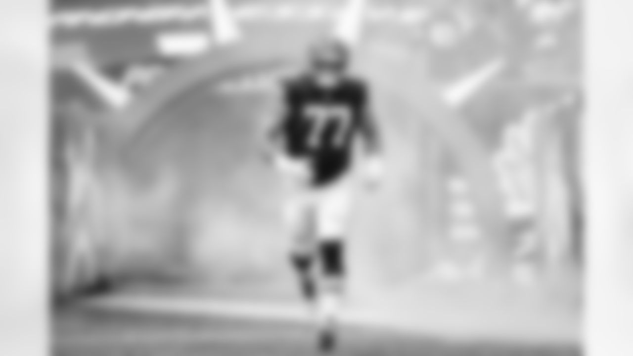 Offensive guard Wyatt Teller (77)