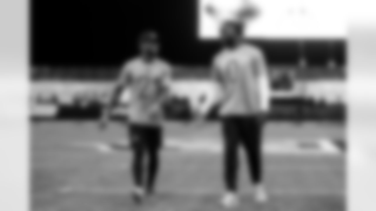 Cornerback Denzel Ward (21) and Jaguars Outside linebacker Devin Lloyd (0) during the first AFC Pro Bowl Practice at the Moscone Center in San Francisco on February 1, 2026.