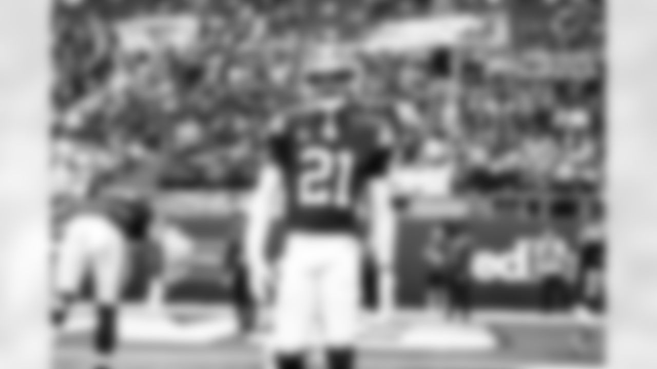 Cornerback Denzel Ward (21) before a NFL football game between the Minnesota Vikings and Cleveland Browns on October 5, 2025 at Tottenham Hotspur Stadium.