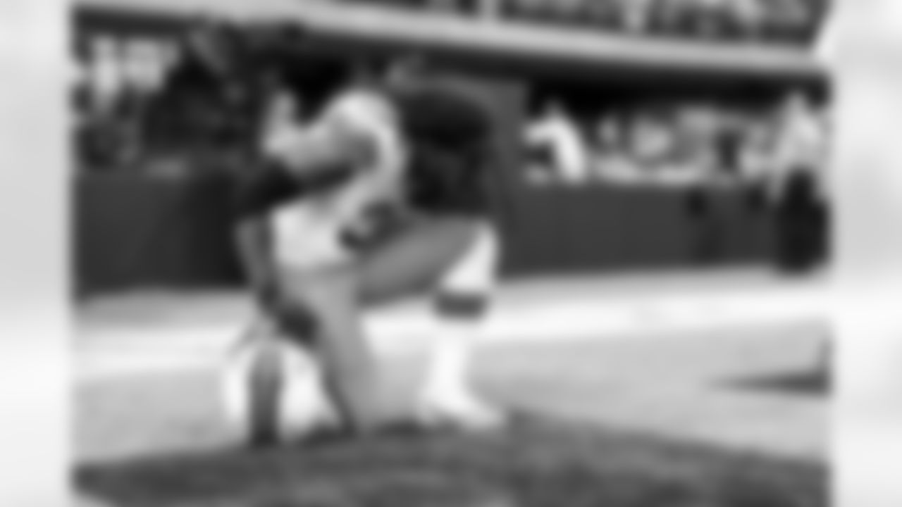 Linebacker Devin Bush (30) before a NFL football game between the Cleveland Browns and Las Vegas Raiders on November 23, 2025 at Allegiant Stadium.