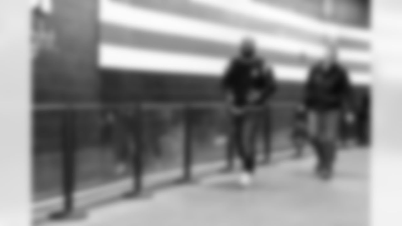 Defensive tackle Shelby Harris (93) before a NFL football game between the San Francisco 49ers and Cleveland Browns on November 30, 2025 at Huntington Bank Field.