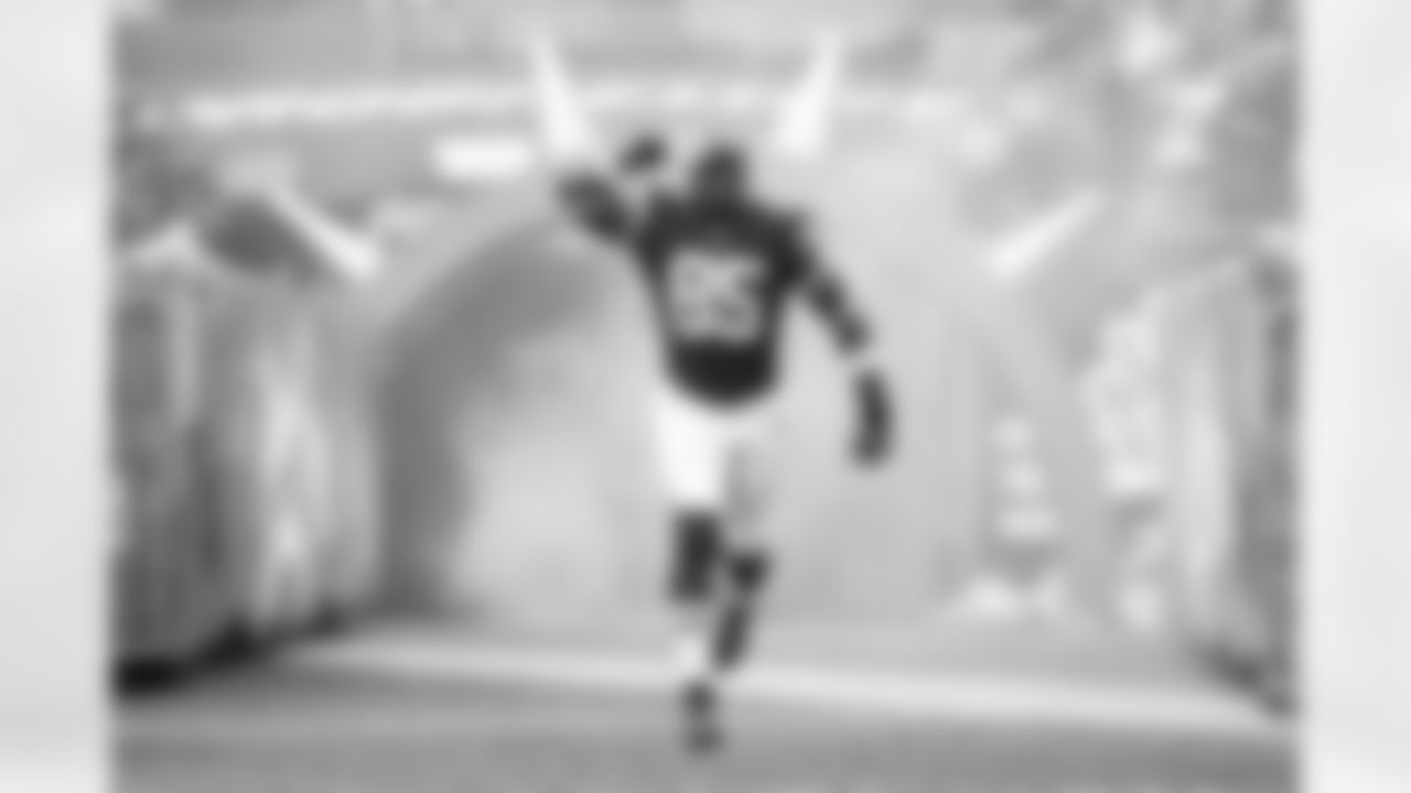 Tight end David Njoku (85)