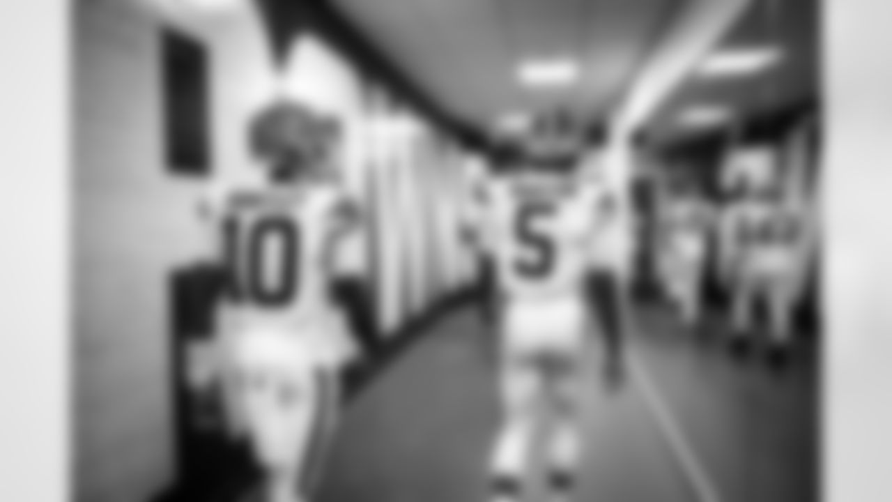 Quarterback Tyler Huntley (10) and Quarterback Jameis Winston (5) before a preseason NFL football game between the Minnesota Vikings and Cleveland Browns on August 17, 2024 at Cleveland Browns Stadium.
