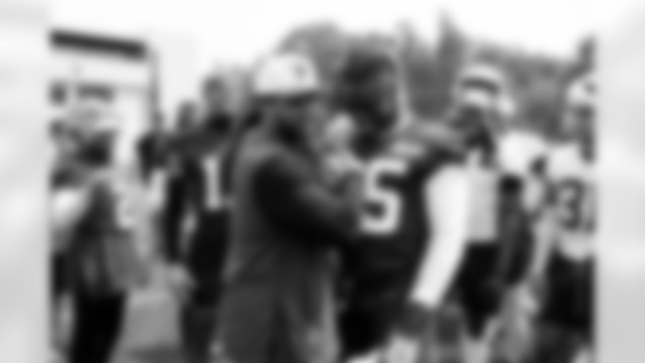Josh Cribbs and Tight end David Njoku (85) during the third day of mandatory minicamp at CrossCountry Mortgage Campus on June 12, 2025.