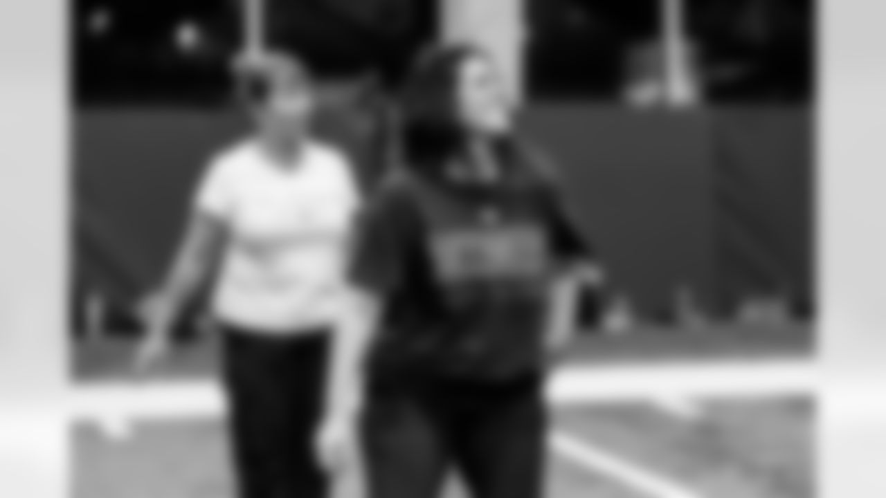 TAMPA, FL - November 19, 2025 - Tampa Bay Buccaneers Cheerleaders and Alumni during Field Rehearsal at AdventHealth Training Center. Photo By Tori Richman/Tampa Bay Buccaneers