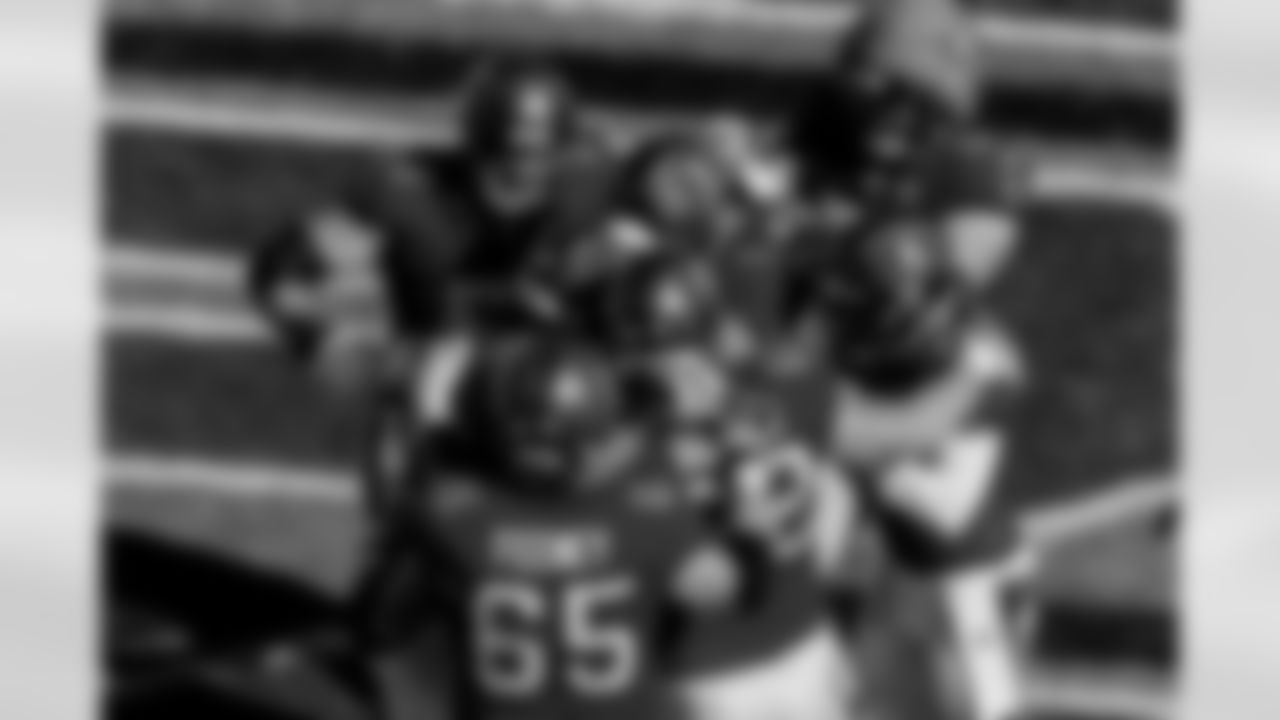 TAMPA, FL - November 30, 2025 - Tackle Tristan Wirfs #78 of the Tampa Bay Buccaneers celebrates a touchdown with the offense during the game between the Arizona Cardinals and Tampa Bay Buccaneers. The Bucs won the game, 20-17. Photo By Mike Carlson/Tampa Bay Buccaneers