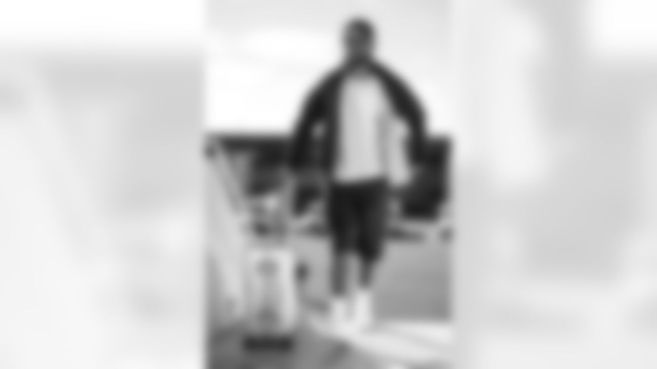 TAMPA, FL - November 22, 2025 - Wide Receiver Sterling Shepard #17 of the Tampa Bay Buccaneers departs before the game against the Los Angeles Rams. Photo By Tori Richman/Tampa Bay Buccaneers