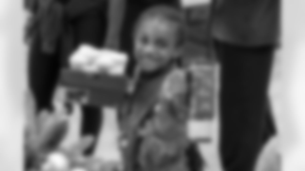 TAMPA, FL - December 16, 2025 - Antoine Winfield Jr. Holiday Shopping Spree at Dick's House of Sport International Plaza. Photo By Mike Carlson/Tampa Bay Buccaneers