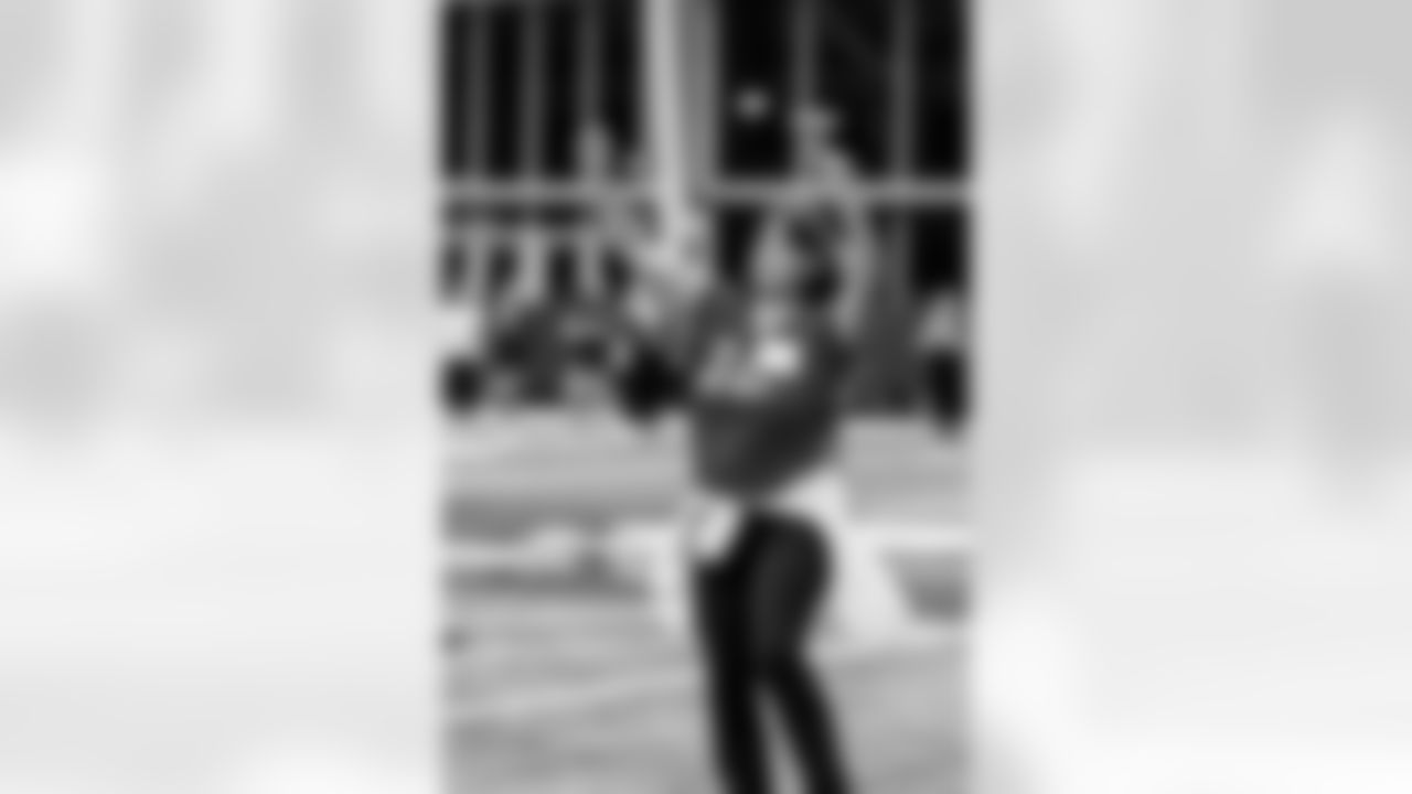 TAMPA, FL - November 19, 2025 - Tampa Bay Buccaneers Cheerleaders and Alumni during Field Rehearsal at AdventHealth Training Center. Photo By Tori Richman/Tampa Bay Buccaneers