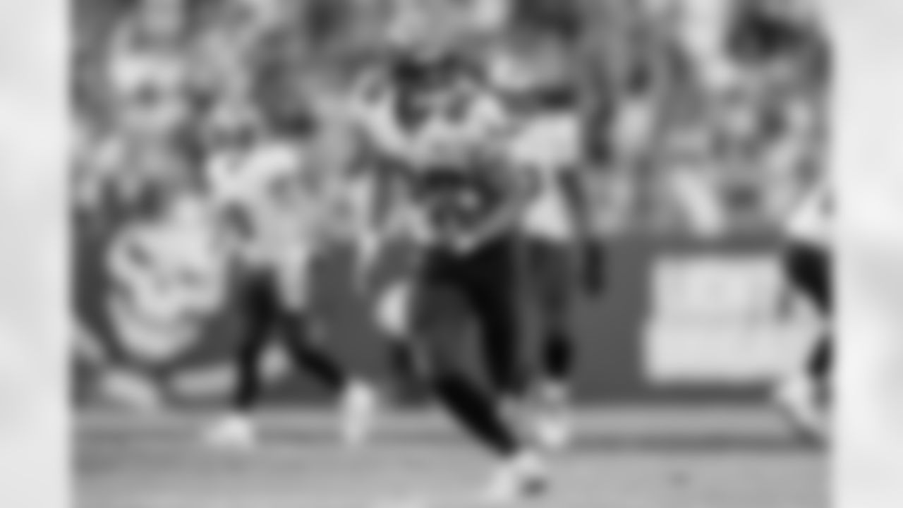 TAMPA, FL - November 09, 2025 - Tight End Cade Otton #88 of the Tampa Bay Buccaneers during the game between the New England Patriots and Tampa Bay Buccaneers. The Bucs lost the game, 28-23. Photo By Doug DeFelice/Tampa Bay Buccaneers