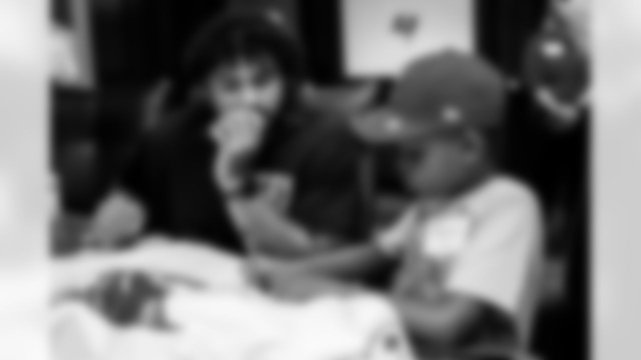 TAMPA, FL - November 19, 2025 - Tackle Tristan Wirfs #78 of the Tampa Bay Buccaneers during a visit with Triumph Together Cancer Warriors. Photo By Kyle Zedaker/Tampa Bay Buccaneers