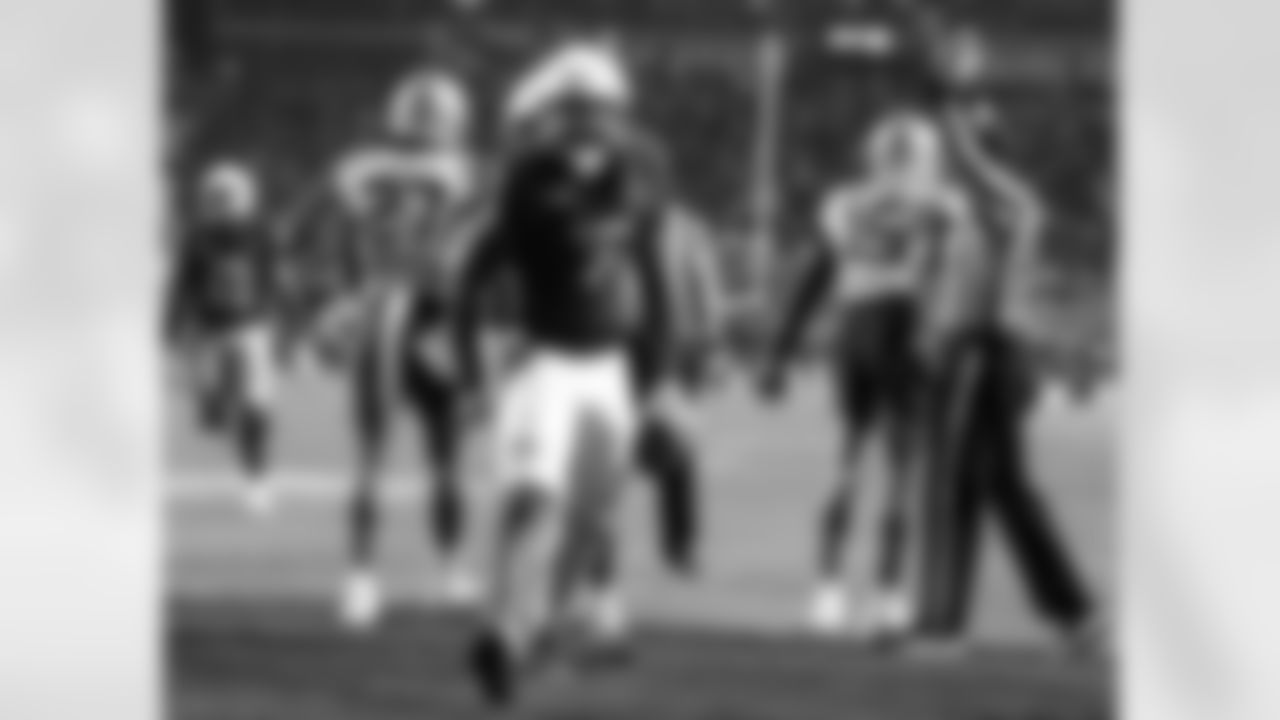 North Carolina State tight end Justin Joly (7) celebrates a touchdown during the second half of an NCAA college football game against Florida State, Friday, Nov. 21, 2025, in Raleigh, N.C. (AP Photo/David Yeazell)