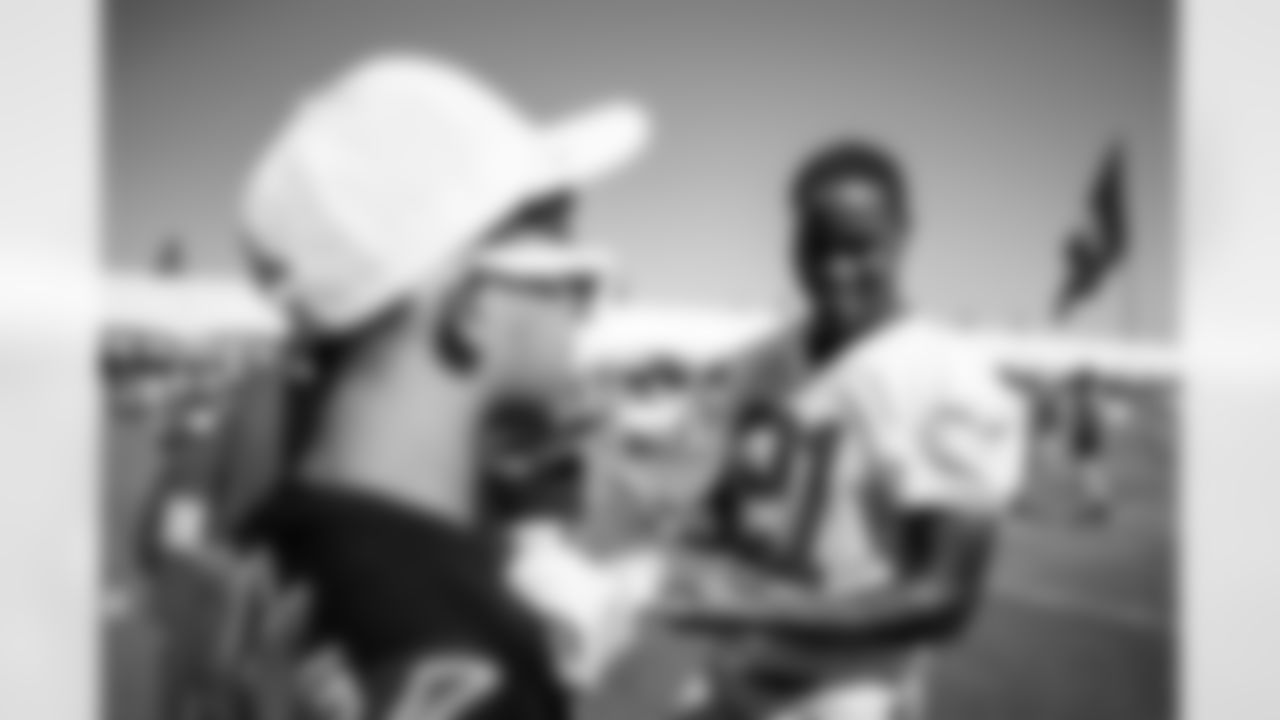 TAMPA, FL - July 24, 2025 - Safety Mike Edwards #21 of the Tampa Bay Buccaneers signs autographs for fans during 2025 Training Camp at AdventHealth Training Center. Photo By Kyle Zedaker/Tampa Bay Buccaneers