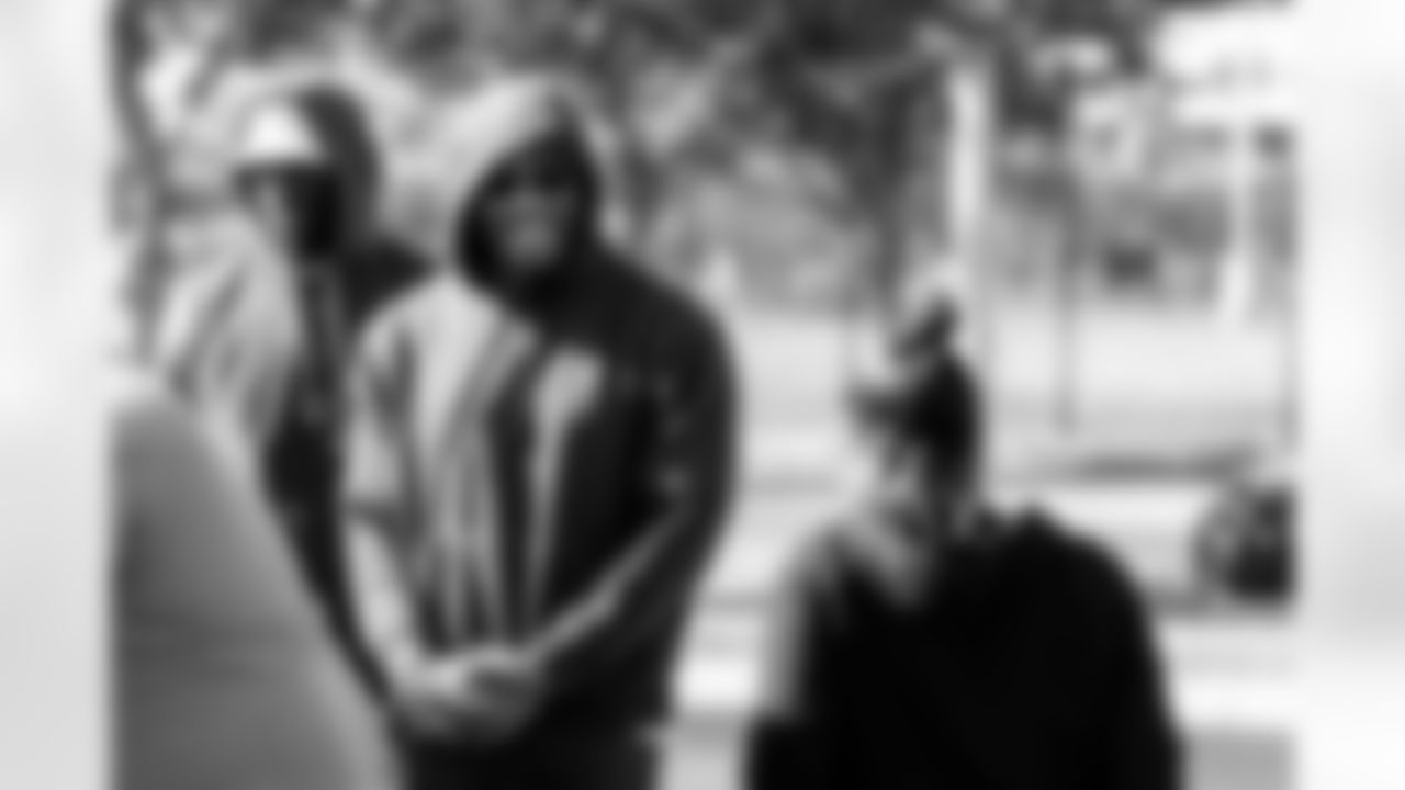 TAMPA, FL - January 02, 2026 - The Tampa Bay Buccaneers linebackers work with local partners to provide cars to families at AdventHealth Training Center. Photo By Kyle Zedaker/Tampa Bay Buccaneers