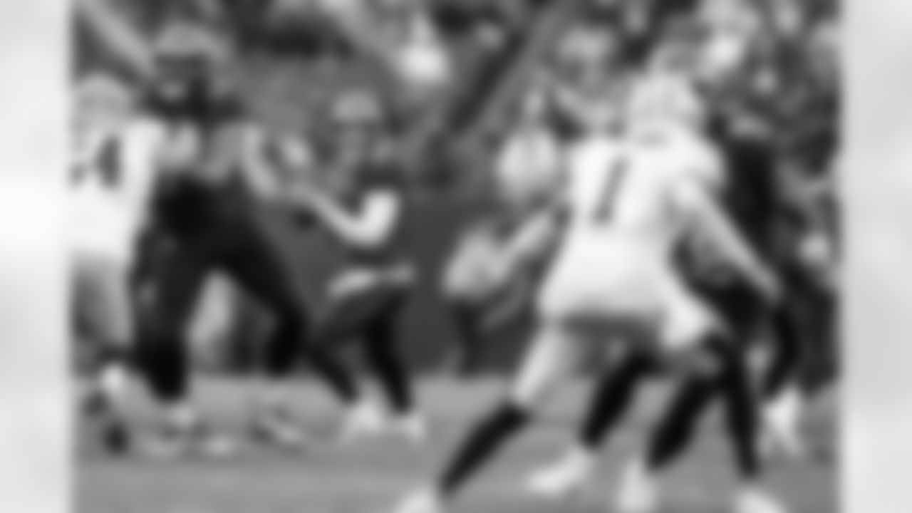 TAMPA, FL - December 07, 2025 - The Tampa Bay Buccaneers and New Orleans Saints during a regular season game at Raymond James Stadium. The Bucs lost the game, 24-20. Photo By Doug DeFelice/Tampa Bay Buccaneers