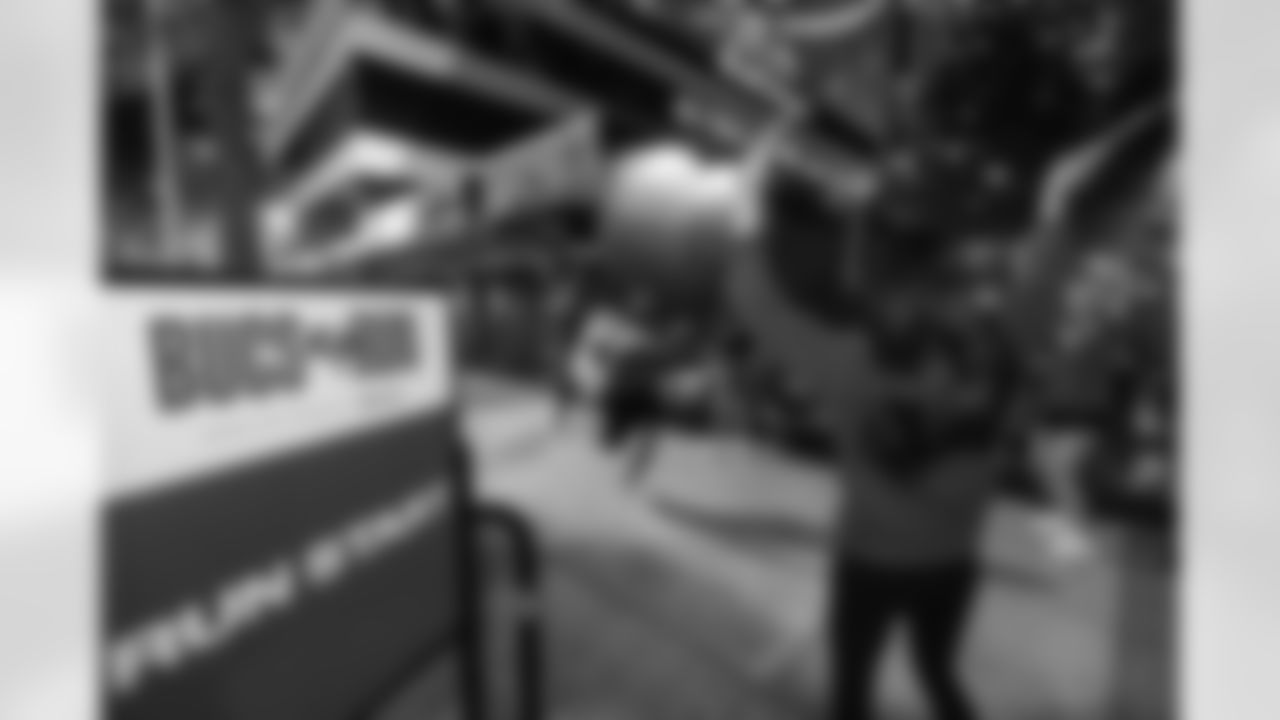 ST. PETERSBURG, FL - November 13, 2025 - Participants finish the run during "Bucs Run" Raise The Flags event with Pinellas Run Club at Park & Rec in St. Petersburg. Photo By Doug DeFelice/Tampa Bay Buccaneers