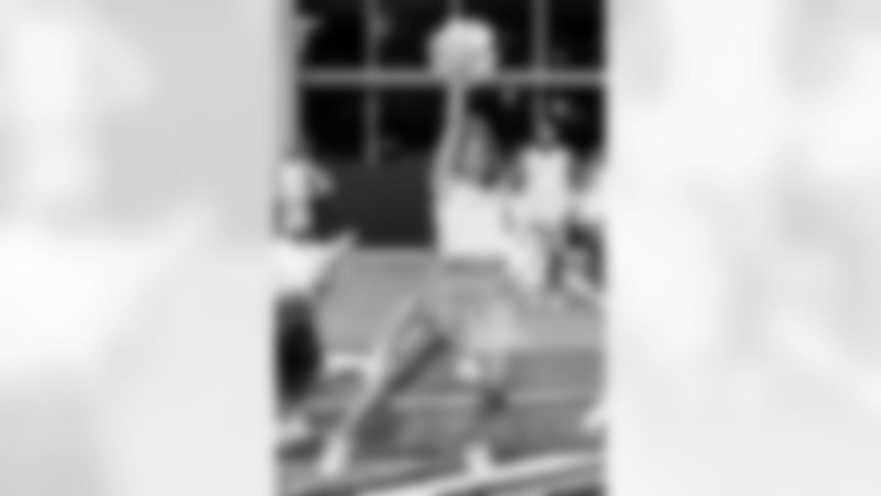 TAMPA, FL - December 09, 2025 - Tampa Bay Buccaneers Cheerleaders during Field Rehearsal at AdventHealth Training Center. Photo By Tori Richman/Tampa Bay Buccaneers