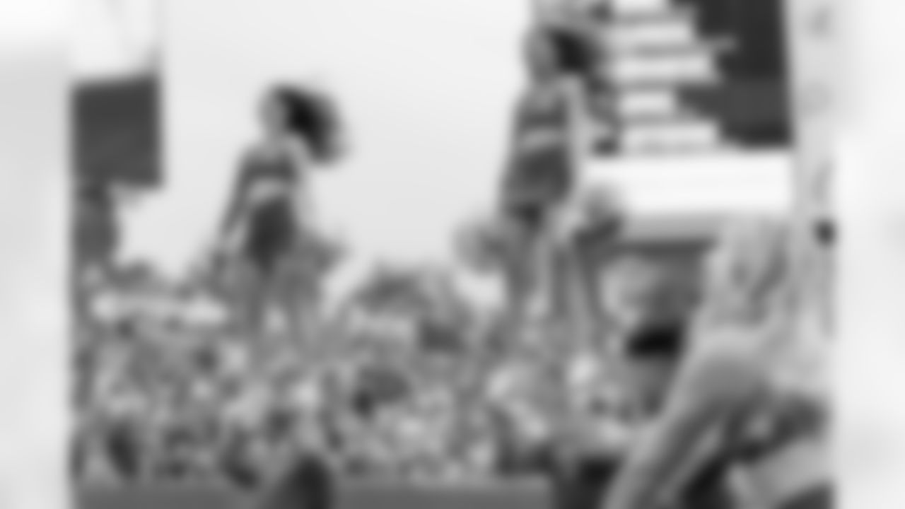 TAMPA, FL - November 09, 2025 - Tampa Bay Buccaneers Cheerleaders during the game between the New England Patriots and Tampa Bay Buccaneers. The Bucs lost the game, 28-23. Photo By Doug DeFelice/Tampa Bay Buccaneers