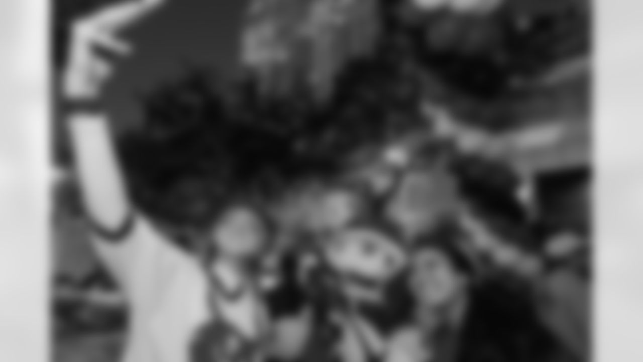 ST. PETERSBURG, FL - November 13, 2025 - Captain Fear during "Bucs Run" Raise The Flags event with Pinellas Run Club at Park & Rec in St. Petersburg. Photo By Doug DeFelice/Tampa Bay Buccaneers