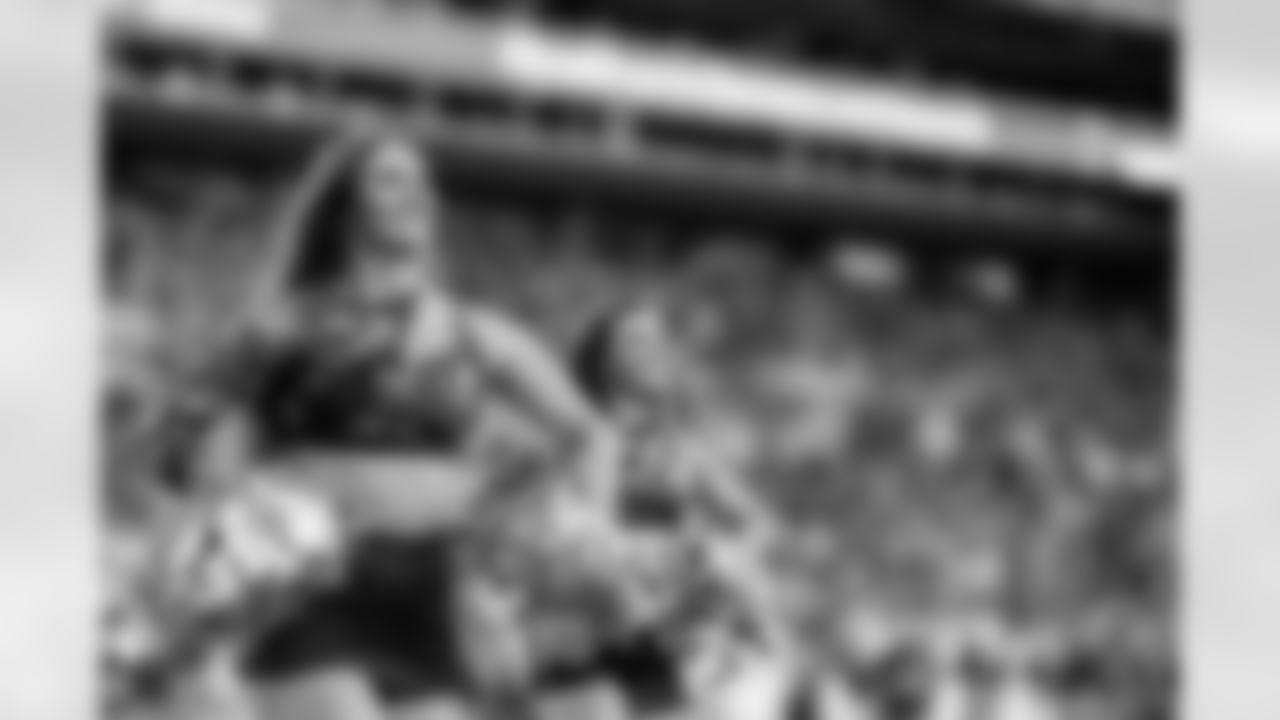 TAMPA, FL - November 09, 2025 - Tampa Bay Buccaneers Cheerleaders before the game between the New England Patriots and Tampa Bay Buccaneers. The Bucs lost the game, 28-23. Photo By Kyle Zedaker/Tampa Bay Buccaneers