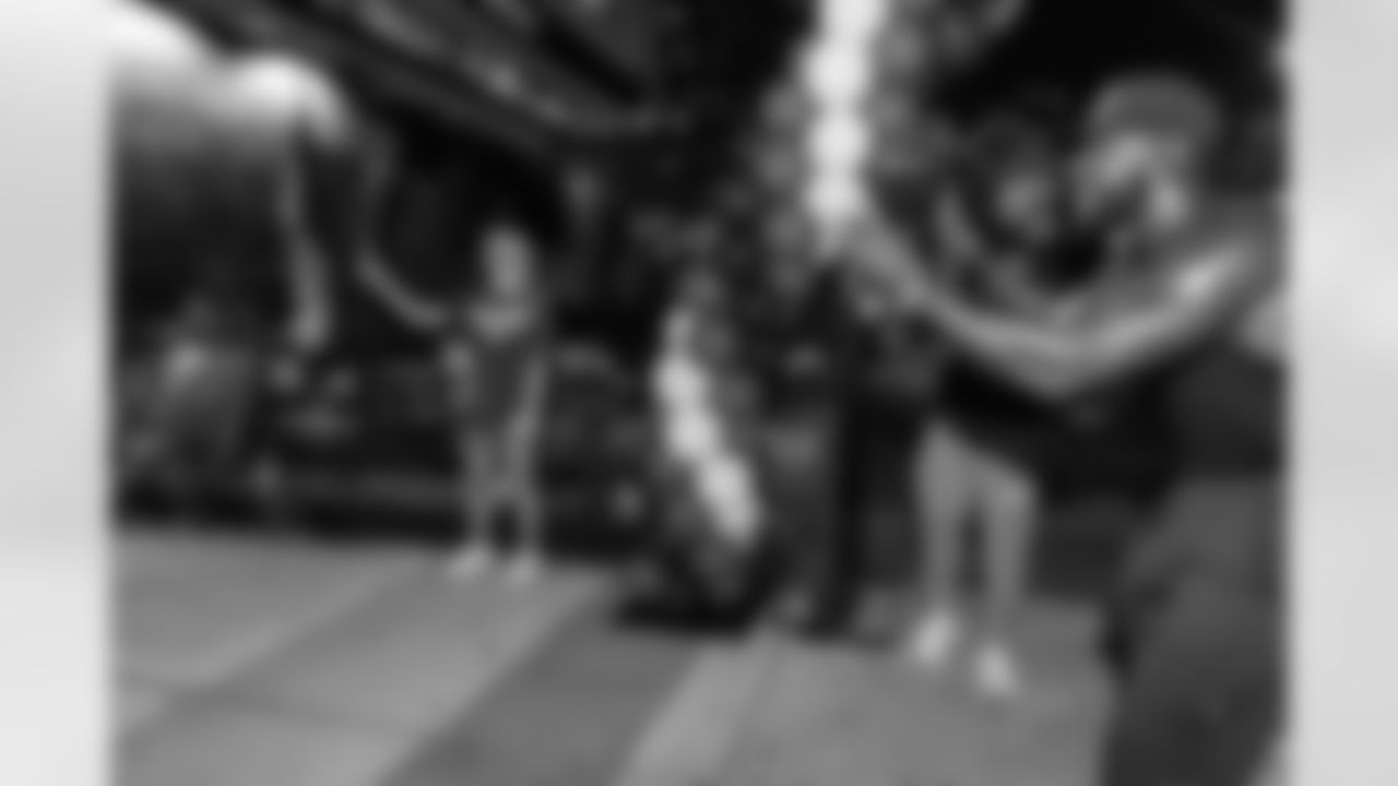 ST. PETERSBURG, FL - November 13, 2025 - Participants finish the run during "Bucs Run" Raise The Flags event with Pinellas Run Club at Park & Rec in St. Petersburg. Photo By Doug DeFelice/Tampa Bay Buccaneers