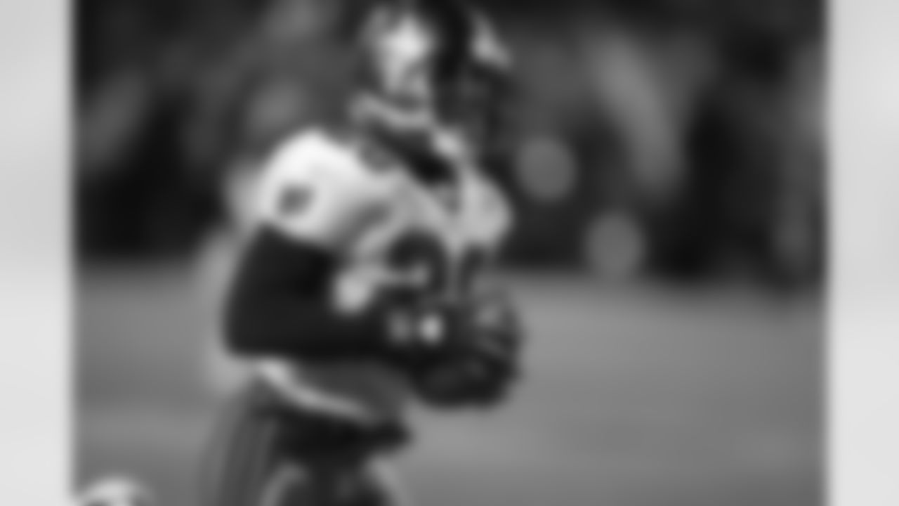 PHILADELPHIA, PA - JANUARY 19: Cornerback Ronde Barber #20 of the Tampa Bay Buccaneers returns an interception 92 yards for a touchdown against the Philadelphia Eagles during the NFC Championship Game at Veterans Stadium on January 19, 2003 in Philadelphia, Pennsylvania. The Buccaneers won 27-10. (Chris Sonnenblick/Tampa Bay Buccaneers)