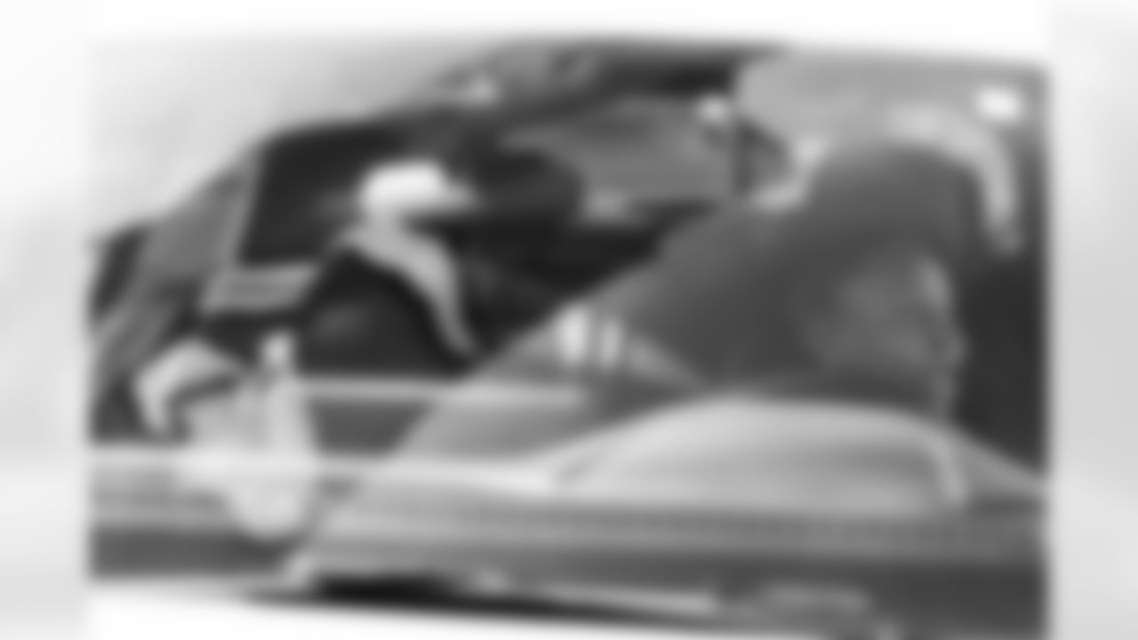 TAMPA, FL - January 02, 2026 - The Tampa Bay Buccaneers linebackers work with local partners to provide cars to families at AdventHealth Training Center. Photo By Kyle Zedaker/Tampa Bay Buccaneers