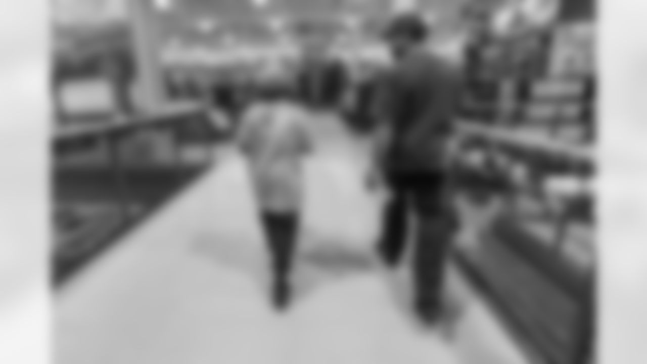 TAMPA, FL - December 16, 2025 - Antoine Winfield Jr. Holiday Shopping Spree at Dick's House of Sport International Plaza. Photo By Mike Carlson/Tampa Bay Buccaneers