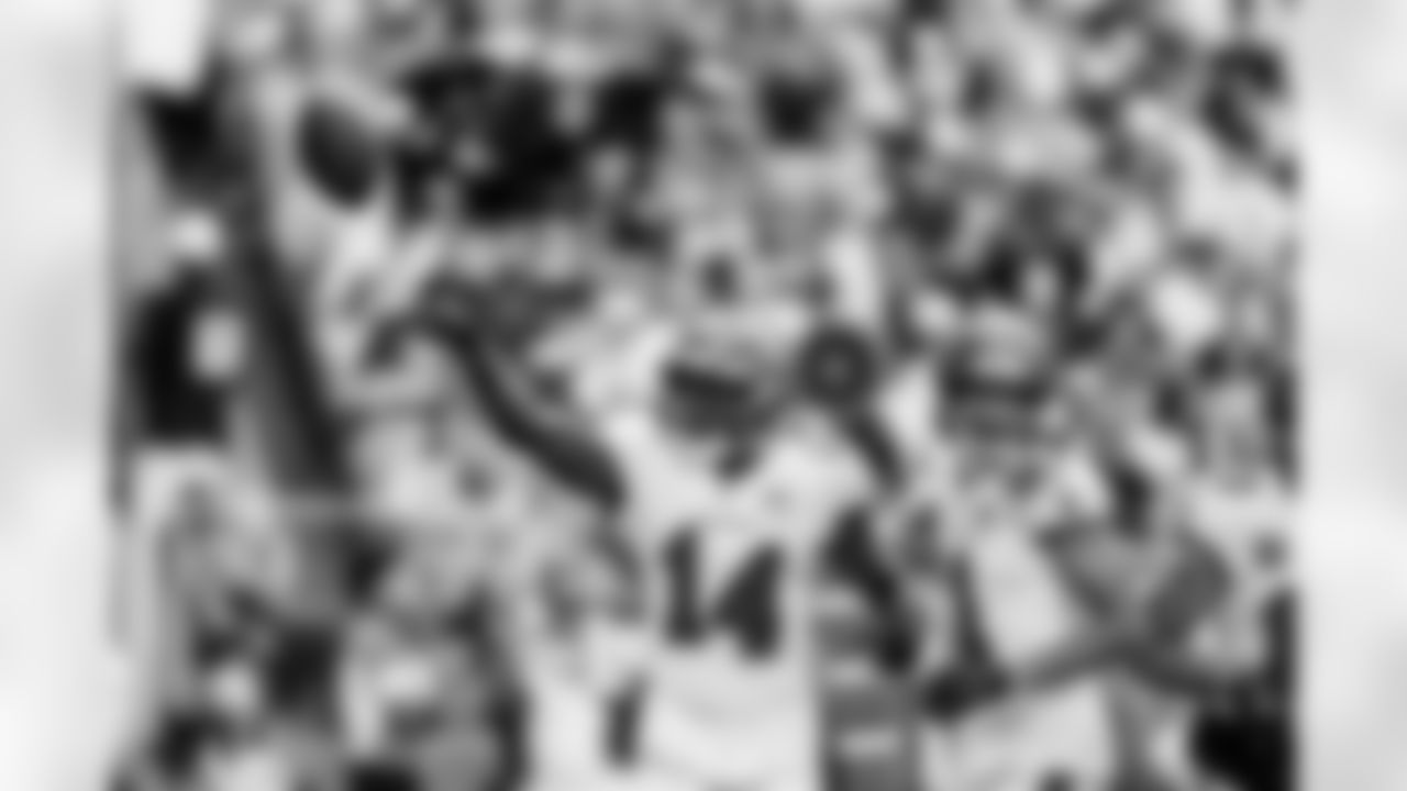 MIAMI GARDENS, FL - December 28, 2025 - Wide Receiver Chris Godwin #14 and Wide Receiver Jalen McMillan #11 of the Tampa Bay Buccaneers during the game between the Tampa Bay Buccaneers and Miami Dolphins. The Bucs lost the game, 20-17. Photo By Tori Richman/Tampa Bay Buccaneers