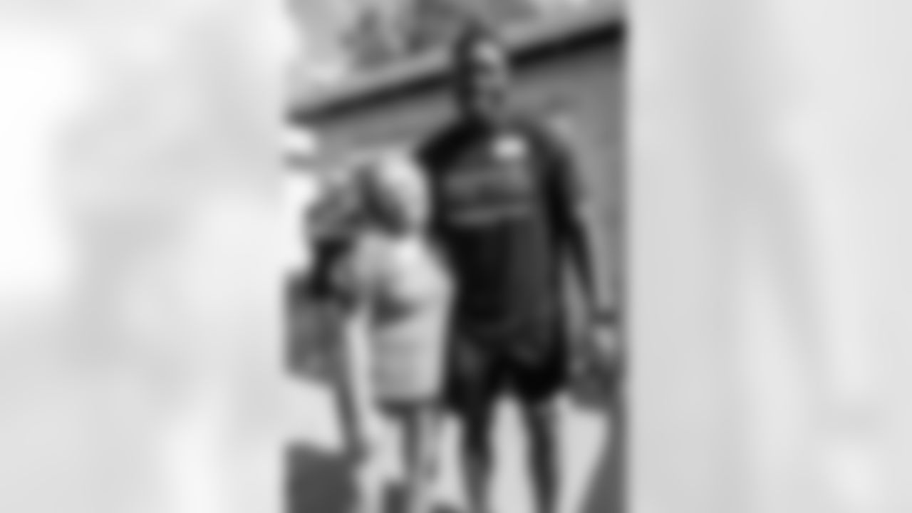 TAMPA, FL - November 18, 2025 - Outside Linebacker Yaya Diaby #0 of the Tampa Bay Buccaneers during a home build with Habitat for Humanity of Tampa Bay Hillsborough. Photo By Doug DeFelice/Tampa Bay Buccaneers