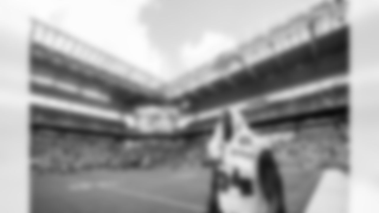 MIAMI GARDENS, FL - December 28, 2025 - Inside Linebacker Lavonte David #54 of the Tampa Bay Buccaneers before the game between the Tampa Bay Buccaneers and Miami Dolphins. The Bucs lost the game, 20-17. Photo By Tori Richman/Tampa Bay Buccaneers