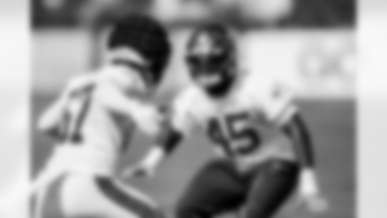 TAMPA, FL - December 04, 2025 - Linebacker Deion Jones #45 of the Tampa Bay Buccaneers during practice at AdventHealth Training Center. Photo By Tori Richman/Tampa Bay Buccaneers