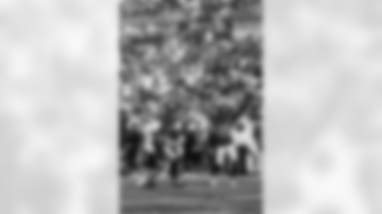 TAMPA, FL - November 30, 2025 - Running Back Bucky Irving #7 of the Tampa Bay Buccaneers scores a touchdown during the game between the Arizona Cardinals and Tampa Bay Buccaneers. The Bucs won the game, 20-17. Photo By Kyle Zedaker/Tampa Bay Buccaneers