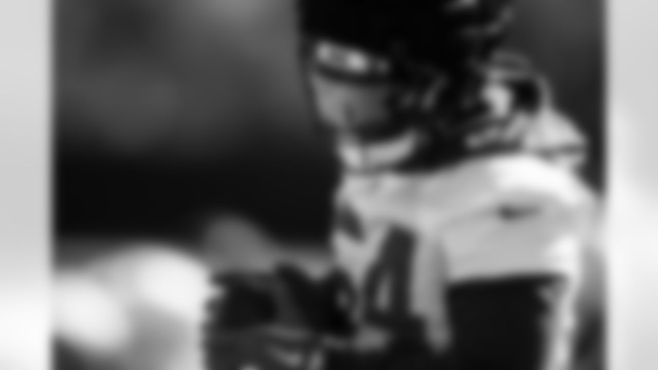 TAMPA, FL - November 13, 2025 - Inside Linebacker Lavonte David #54 of the Tampa Bay Buccaneers during practice at AdventHealth Training Center. Photo By Kyle Zedaker/Tampa Bay Buccaneers