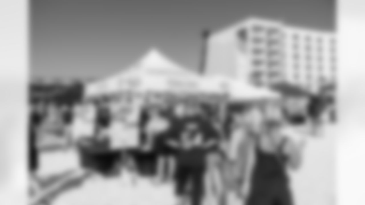 ST. PETE BEACH, FL - April 26, 2025 - Attendees order drinks during Bucs Beach Bash. Photo By Dave Pullis/Tampa Bay Buccaneers