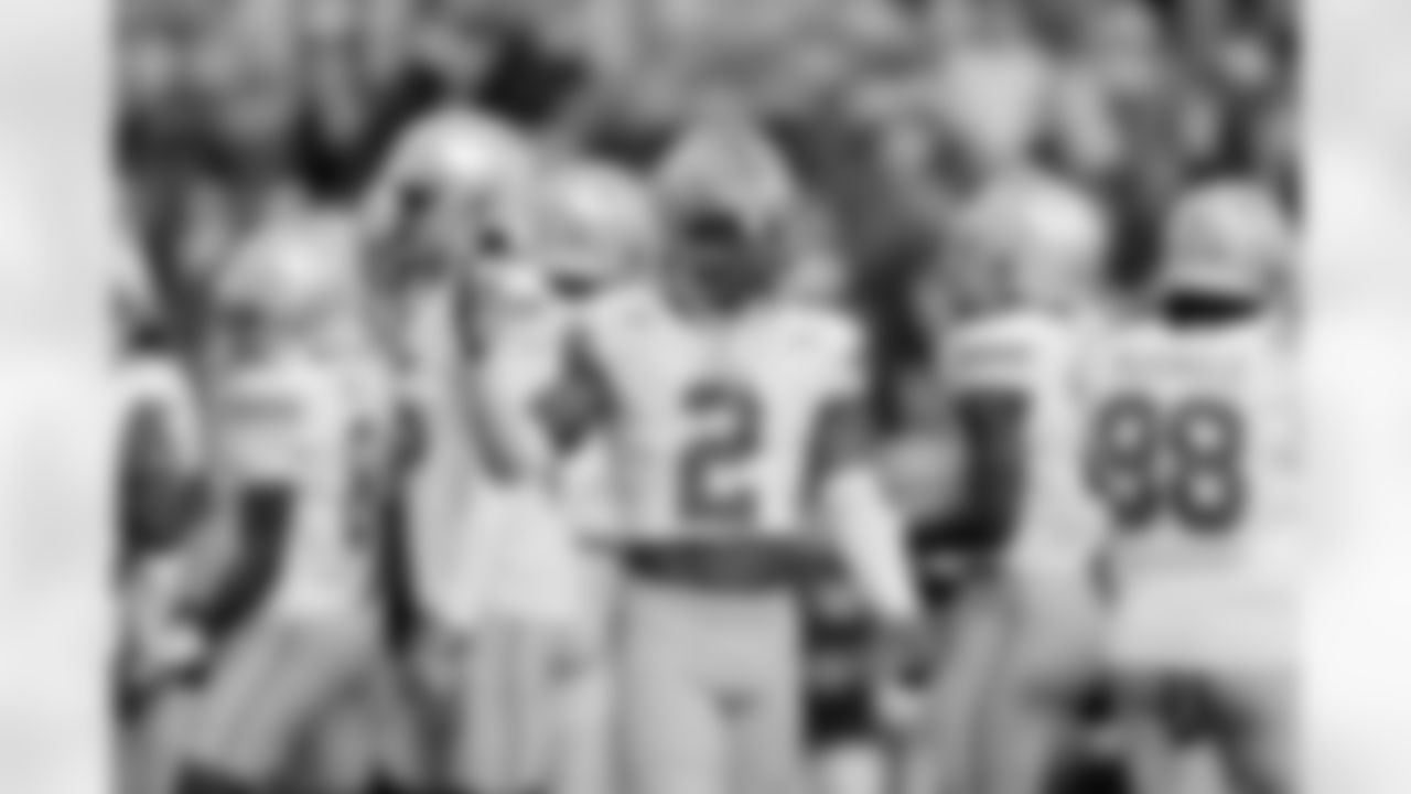 Ohio State safety Caleb Downs (2) gestures during warm ups before of an NCAA college football game against Washington , Saturday, Sept. 27, 2025, in Seattle. (AP Photo/John Froschauer)