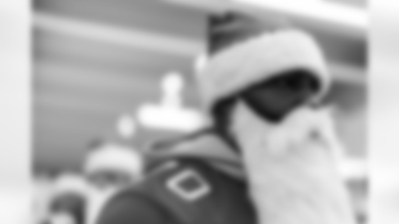 TAMPA, FL - December 15, 2025 - The Tampa Bay Buccaneers offensive line hosts the annual 'O-Line Lights Up Christmas' event providing holiday shopping sprees for local children. Photo By Kyle Zedaker/Tampa Bay Buccaneers