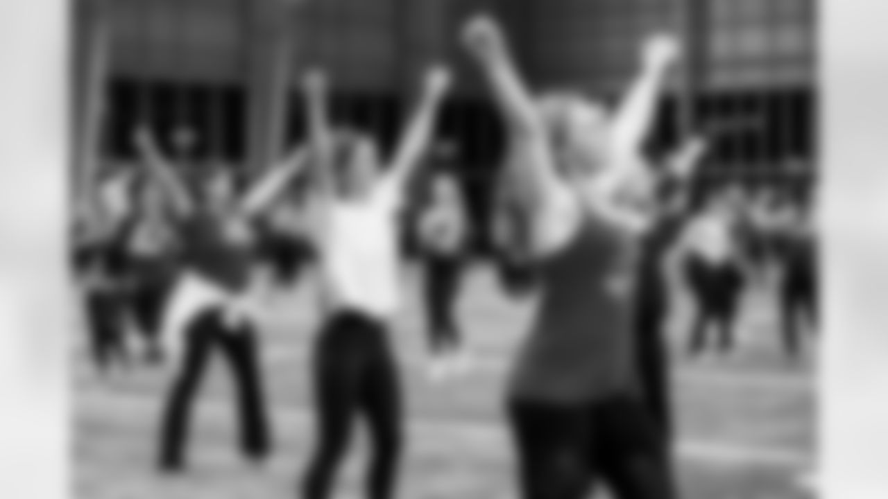 TAMPA, FL - November 19, 2025 - Tampa Bay Buccaneers Cheerleaders and Alumni during Field Rehearsal at AdventHealth Training Center. Photo By Tori Richman/Tampa Bay Buccaneers