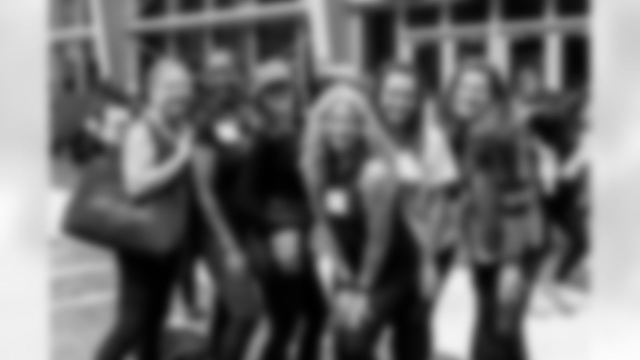 TAMPA, FL - November 19, 2025 - Tampa Bay Buccaneers Cheerleaders and Alumni during Field Rehearsal at AdventHealth Training Center. Photo By Tori Richman/Tampa Bay Buccaneers