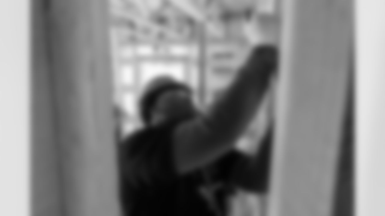 TAMPA, FL - November 18, 2025 - Defensive Lineman Elijah Roberts #95 of the Tampa Bay Buccaneers during a home build with Habitat for Humanity of Tampa Bay Hillsborough. Photo By Doug DeFelice/Tampa Bay Buccaneers