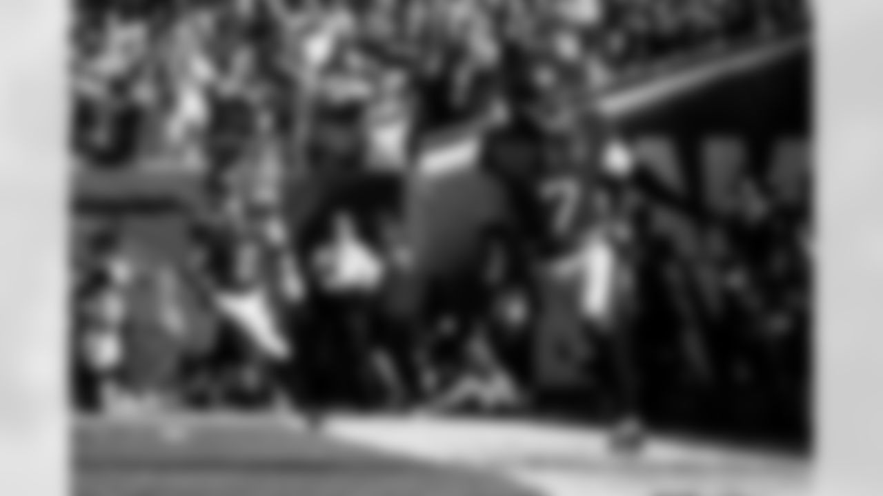 TAMPA, FL - November 30, 2025 - Running Back Bucky Irving #7 of the Tampa Bay Buccaneers scores a touchdown during the game between the Arizona Cardinals and Tampa Bay Buccaneers. The Bucs won the game, 20-17. Photo By Doug DeFelice/Tampa Bay Buccaneers