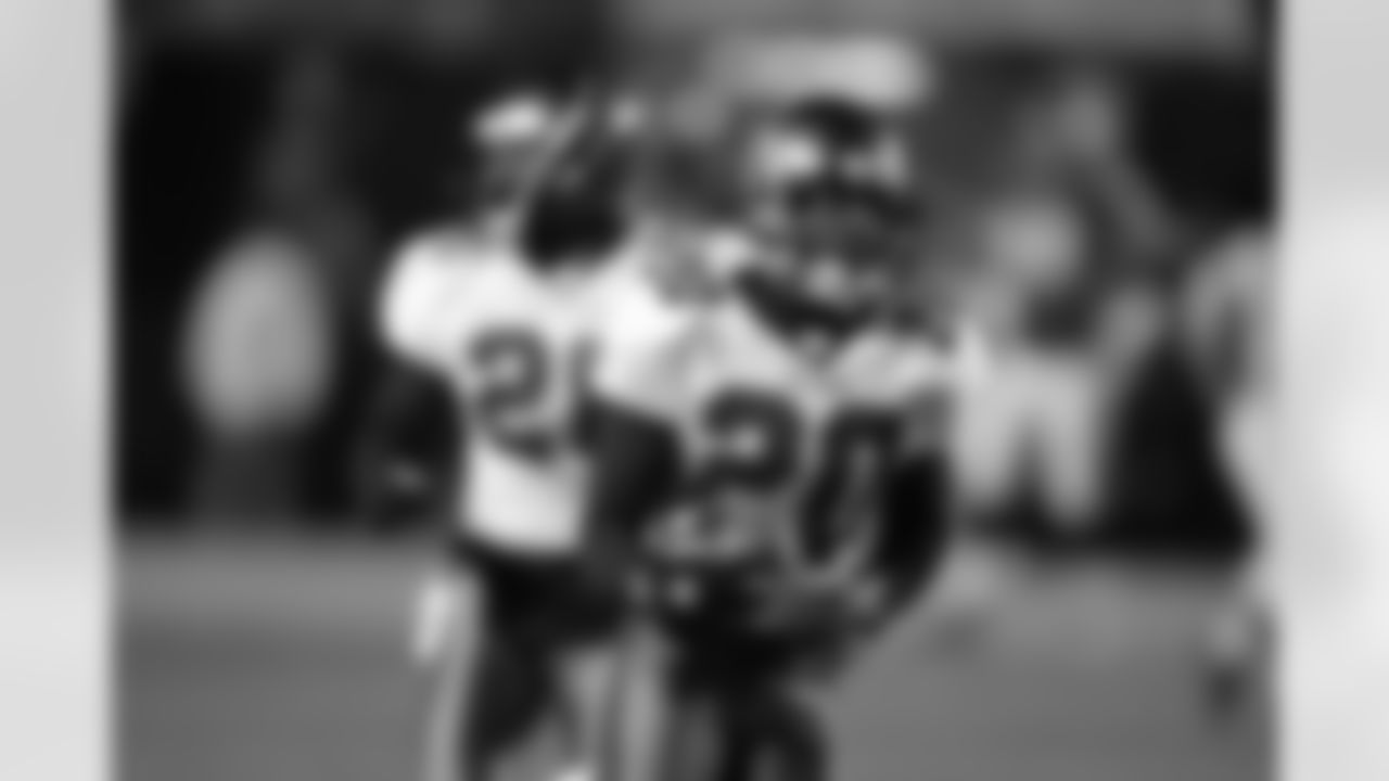 PHILADELPHIA, PA - JANUARY 19: Cornerback Ronde Barber #20 of the Tampa Bay Buccaneers returns an interception 92 yards for a touchdown against the Philadelphia Eagles during the NFC Championship Game at Veterans Stadium on January 19, 2003 in Philadelphia, Pennsylvania. The Buccaneers won 27-10. (Chris Sonnenblick/Tampa Bay Buccaneers)