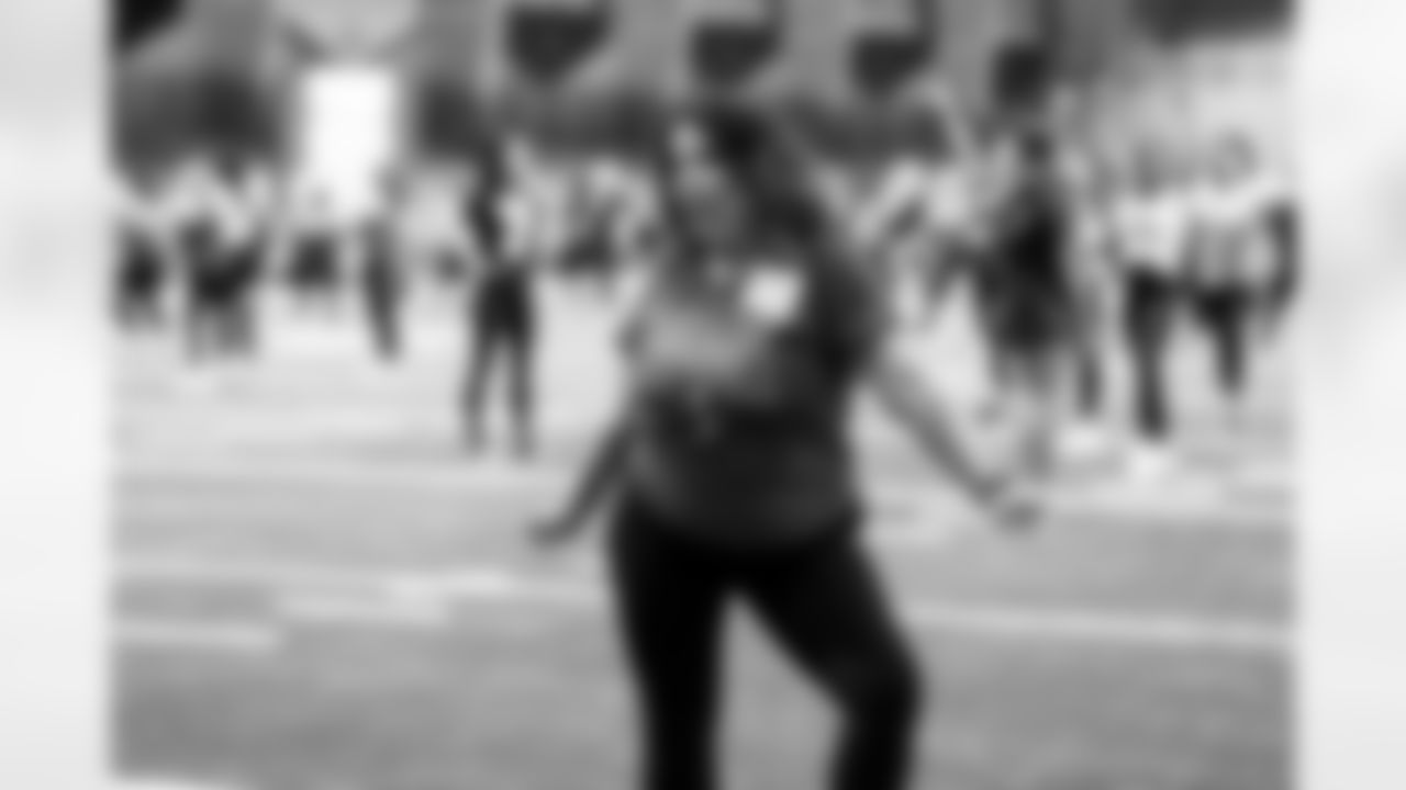 TAMPA, FL - November 19, 2025 - Tampa Bay Buccaneers Cheerleaders and Alumni during Field Rehearsal at AdventHealth Training Center. Photo By Tori Richman/Tampa Bay Buccaneers