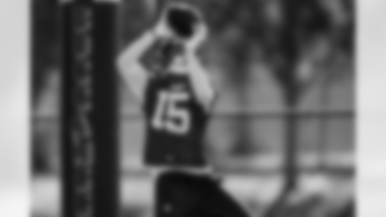 TAMPA, FL - December 31, 2025 - Week 18 Practice at AdventHealth Training Center. Photo By Tori Richman/Tampa Bay Buccaneers