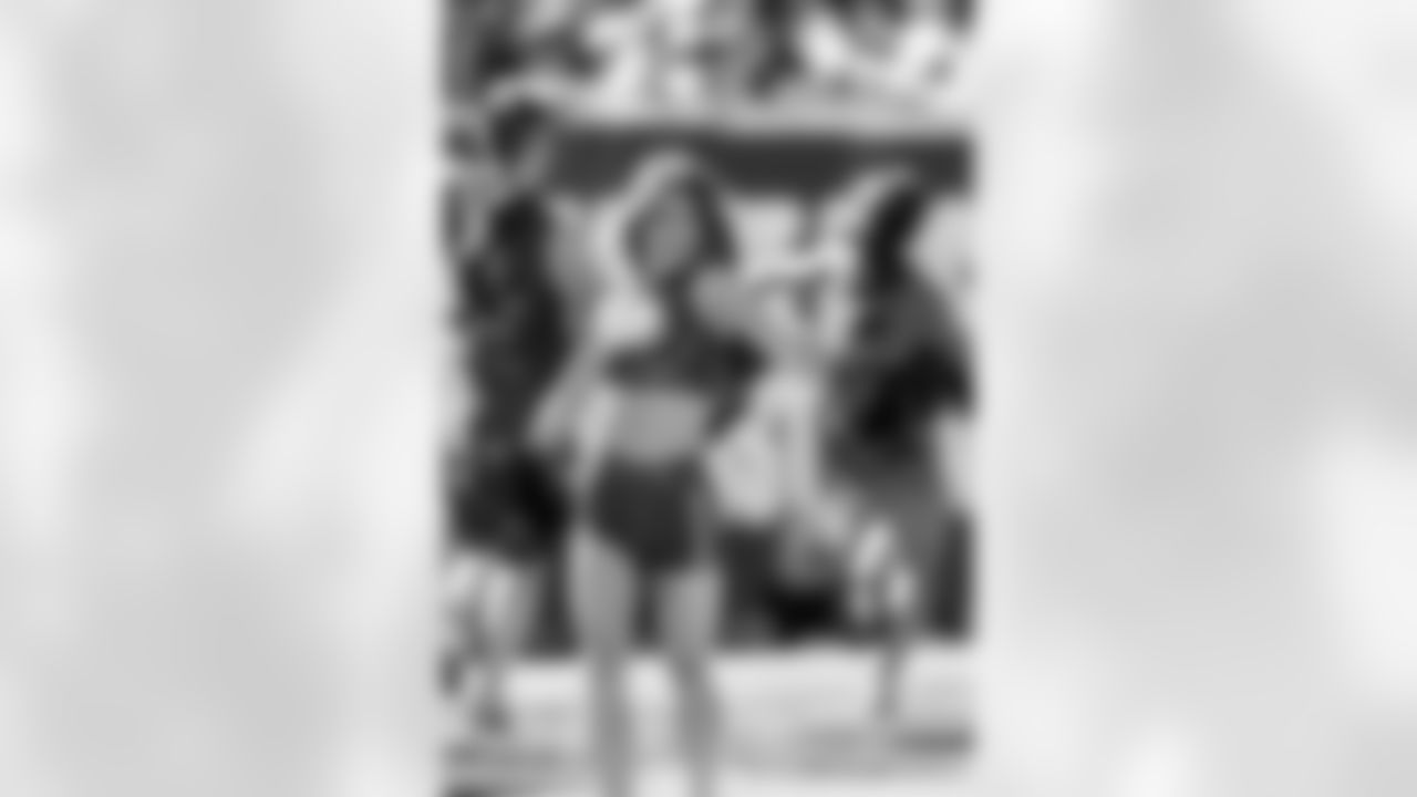 TAMPA, FL - November 30, 2025 - Tampa Bay Buccaneers Cheerleaders during the game between the Arizona Cardinals and Tampa Bay Buccaneers. The Bucs won the game, 20-17. Photo By Tori Richman/Tampa Bay Buccaneers