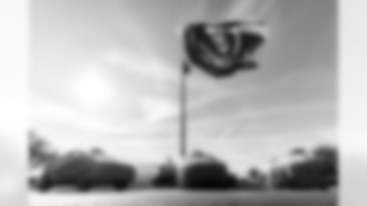 TAMPA, FL - January 02, 2026 - The Tampa Bay Buccaneers linebackers work with local partners to provide cars to families at AdventHealth Training Center. Photo By Kyle Zedaker/Tampa Bay Buccaneers