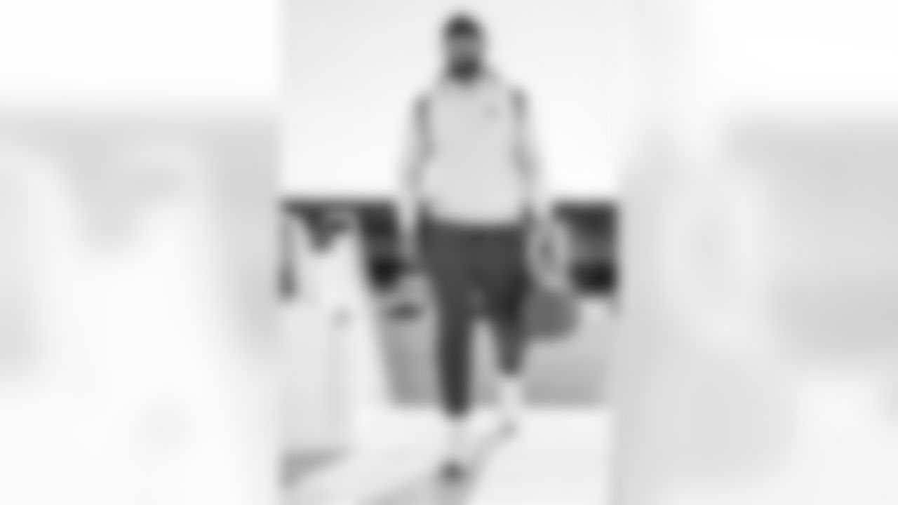 TAMPA, FL - December 27, 2025 - Defensive Lineman Logan Hall #90 of the Tampa Bay Buccaneers departs Tampa for a Week 17 game against the Miami Dolphins. Photo By Tori Richman/Tampa Bay Buccaneers